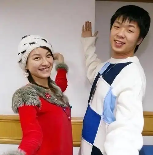 但他的身高加上他幽默没包袱的主持风格,让他给观众留下了深刻的印象.