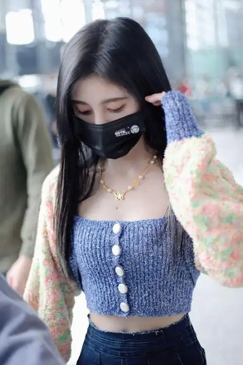 鞠婧祎穿露脐装上街,被中年男子偷拍,这腰围真实存在吗?