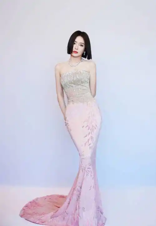 秦岚穿渐变钻石鱼尾裙秀香肩好身材吸睛