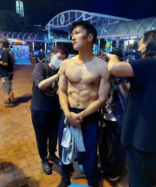 谢霆锋肌肉路透照曝光,形状不完美但绝对够硬,就这,还有人黑?