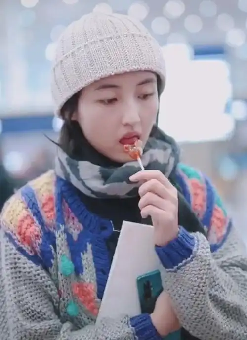张子枫机场吃棒棒糖照被疯传,见到形状时,请饶恕我没见过世面