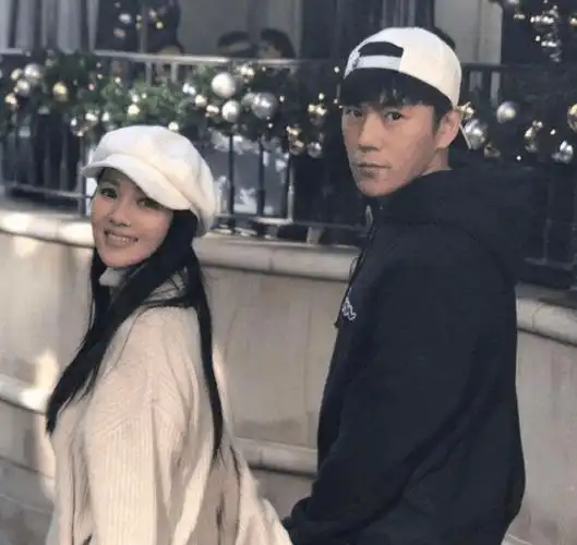 事实证明,娶了大自己十岁伊能静的秦昊,早已走上了另一条道路!