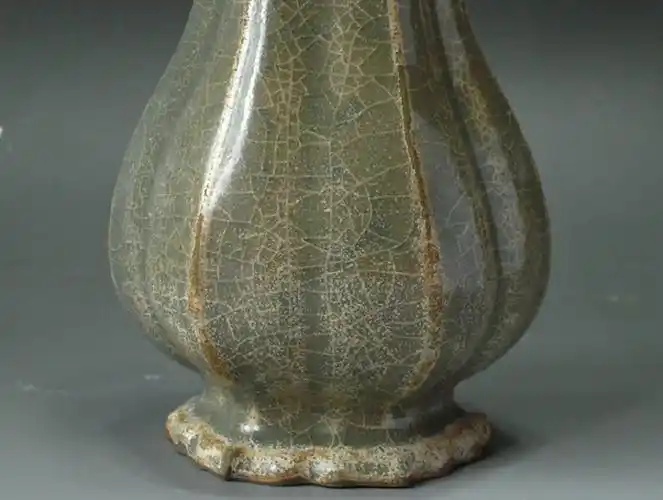 龙泉溪口窑白菜瓶,过去被一些不专业的瓷器收藏类书籍标注为南宋官窑