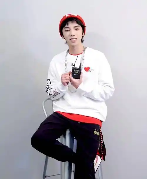 华晨宇澄清与樊博艺绯闻后,与张碧晨同时官宣好消息,手拿玫瑰花超惹眼