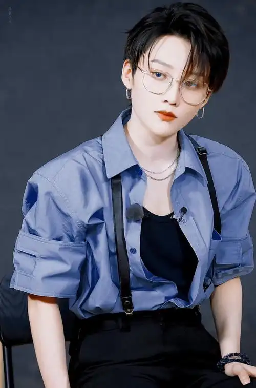 微博之夜 好多人啊#刘雨昕独特的帅美气质彰显出新时代女性的率性