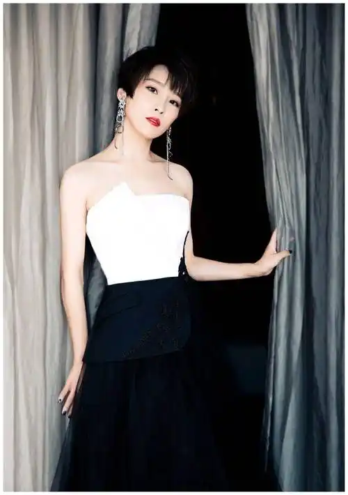 谢楠的衣品真好,穿白色和黑色拼接设计的连衣裙配耳环,意外高级_西装