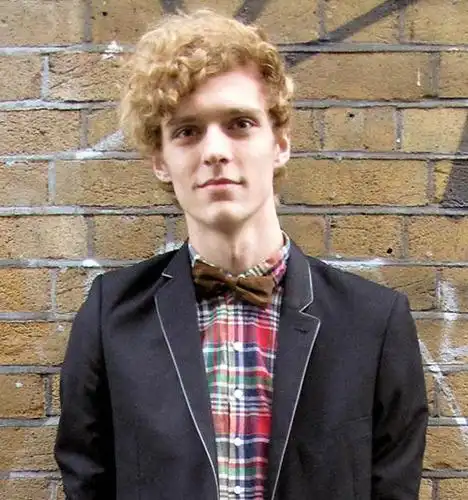 卷发的英伦小帅哥真有爱.