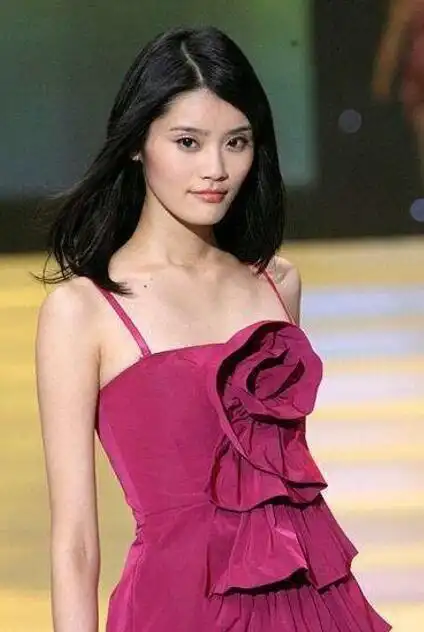 奚梦瑶的老照片,可以说是一副高级脸了,没有多加修饰的奚梦瑶的脸,很