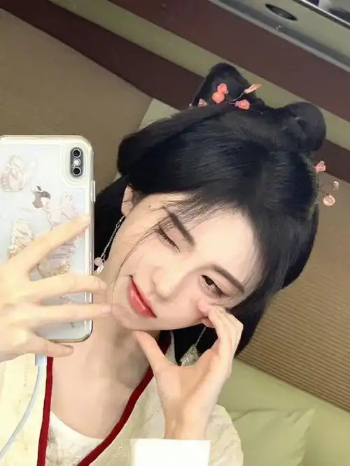 鞠婧祎嘟嘴戳脸live图##鞠婧祎花间令造型对镜自拍