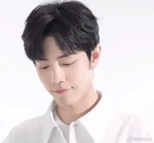 肖战白色穿搭##肖战甜笑挥手