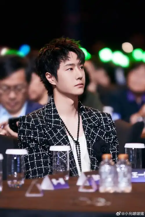 王一博超话#王一博#在未来不见的日子里,祝你们,早安 ,午安,晚安@uniq