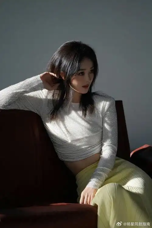 赵丽颖#赵丽颖,那个我们喜爱的女明星,她的穿搭总是那么时尚,这此她