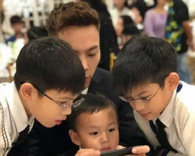 原创33岁陈伟霆和妈妈一起庆生,2个人居然同天生日,母子同框显温馨