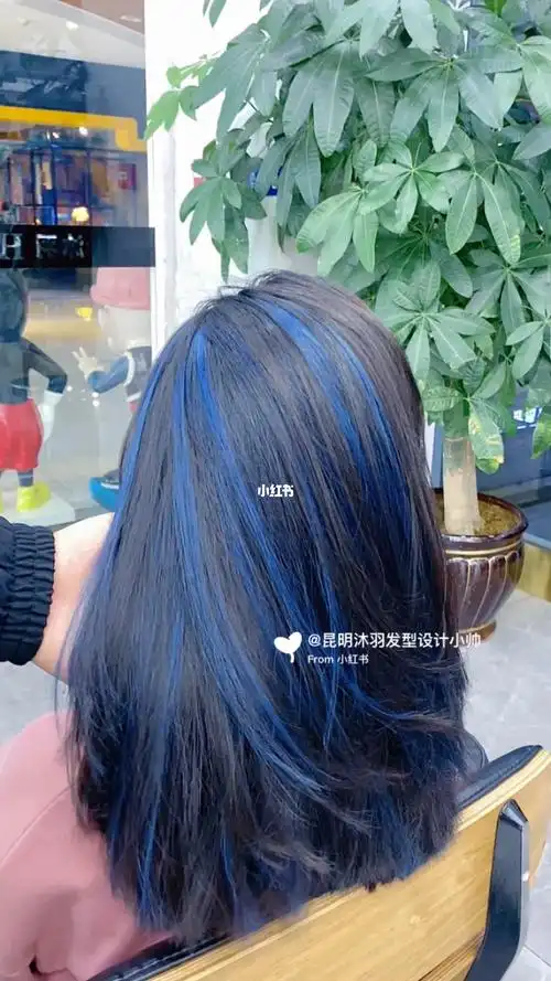 法式挑染特别是扎发的时候,一缕缕挑染能够让头发看上去非常的慵懒风