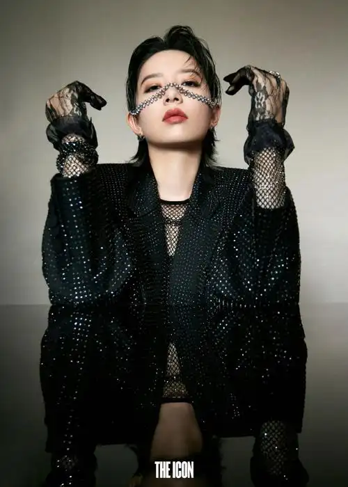 李斯丹妮西装&裤子:giuseppe di morabito内搭:@onehug官方微博链链