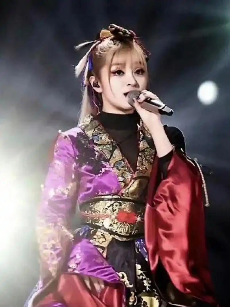 水桥舞(美依礼芽)是一位备受关注的日本女歌手,她以其独特的音色和