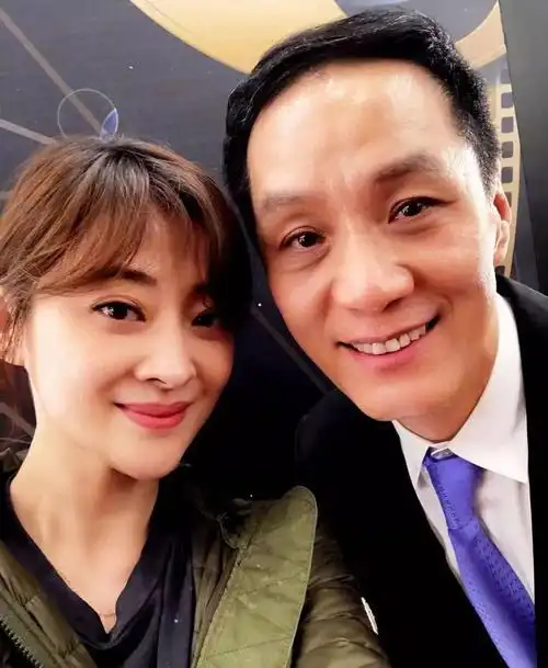 梅婷一家4口现身机场,孩子气质像梅婷,老公温柔体贴有才华