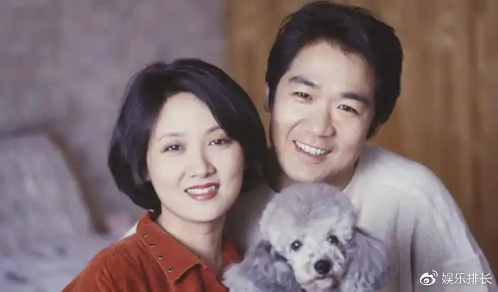 张默是著名导演张国立的儿子,而且不是和现在的老婆邓婕所生,张国立