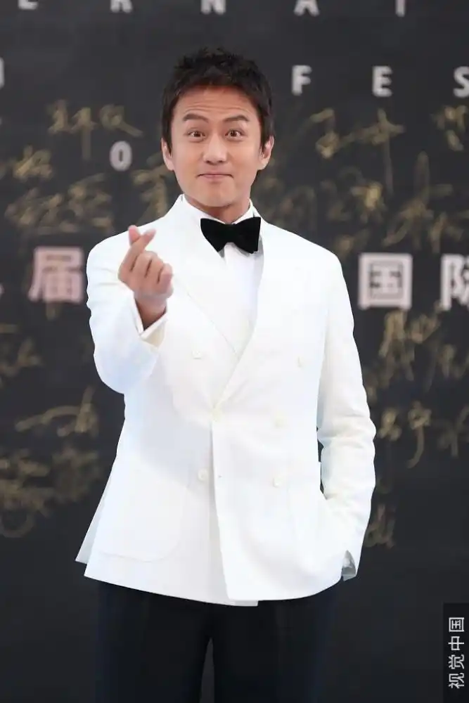 邓超,沈腾身高都是180 两人连出场画风也出奇一致