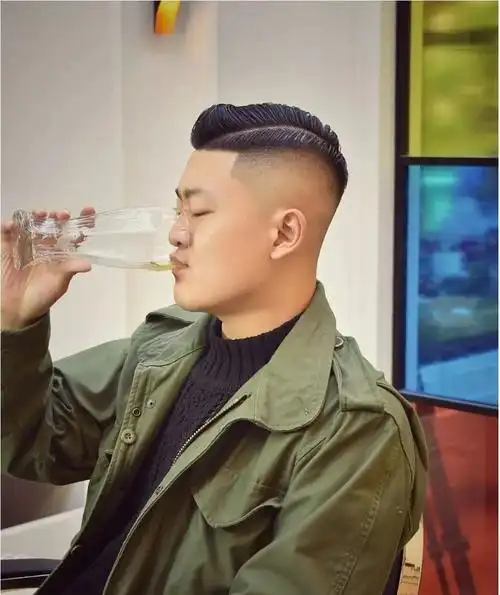 天热了男士发型怎么剪最火还是两侧铲短