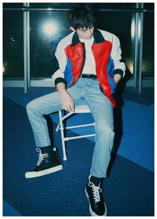 简简单单配上的牛仔裤与白t后他的形象还显得很有港风气息,而且牛仔裤