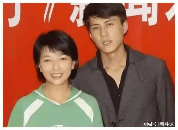 老干部靳东与江珊姐弟恋未果后娶二婚娇妻家庭幸福美满