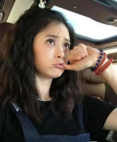 蒋欣纯素颜算不错的了,但跟叶璇一对比,依旧很一般不起眼!