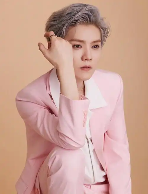 鹿晗穿粉西装好像漫画少年