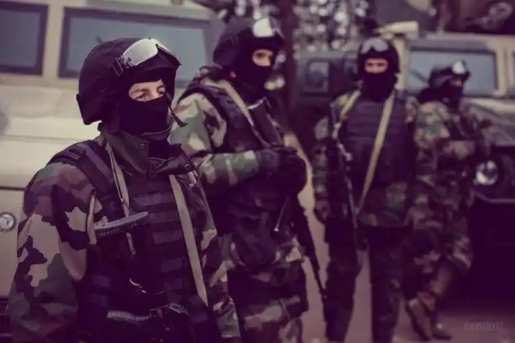 展开全部 美国的蒙面士兵更有男人气质  这是俄罗斯特种部队的.