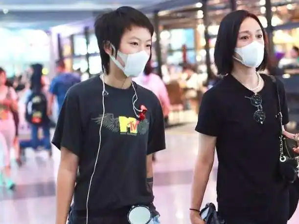 窦靖童晒与周迅亲密合影,尽显姐妹情深,奇妙的忘年之交