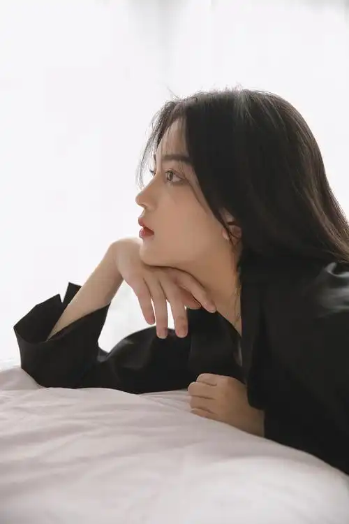 冷艳性感美女黑色系酷美写真图片