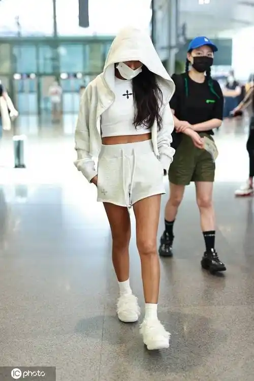 吉克隽逸一身白低调现身机场