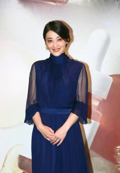 黑色上衣配什么裤子好看,梅婷不做穿搭博主浪费了,穿黑色大衣配牛仔裤