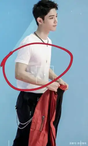 肖战拍广告被"肌肉"抢镜!私下健身效果好,结束后笑得太憨