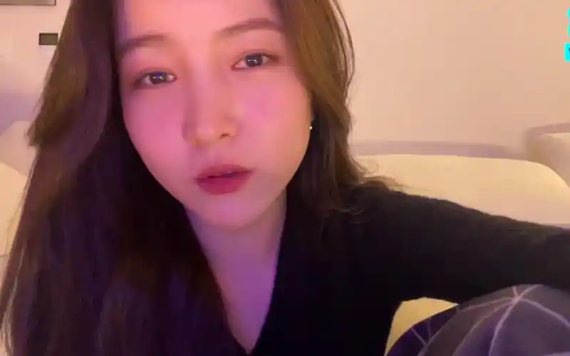 金韶情直播中回应与seventeen尹净汉的关系:"我们是很好的朋友啊,各位