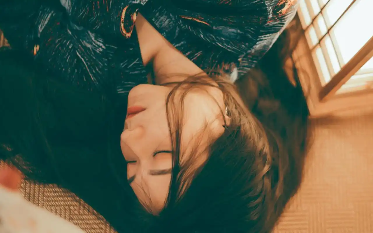 忧郁性感和服美女高清桌面壁纸