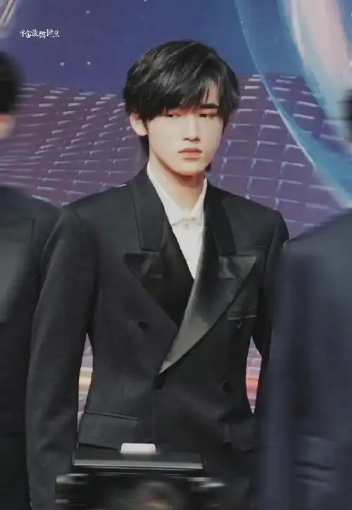 时代少年团tmea西装造型#宋亚轩tmea盛典红毯造型饭拍黑色西装讣抖