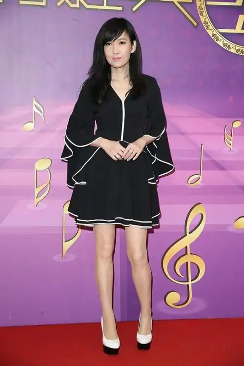 周慧敏还是有个仙女梦,一身气质长裙更清纯,说她30岁都有人信