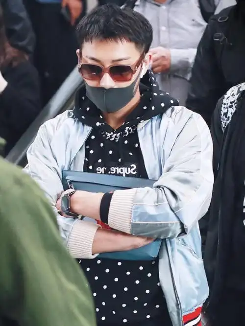 黄子韬一头潮装现身,剪利落"小平头",却被手袋抢镜了?