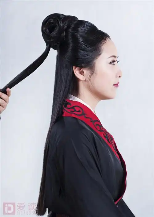 9:将左右两边剩下的两股头发做扁环状盘于发髻后面,同时对鬓发处的