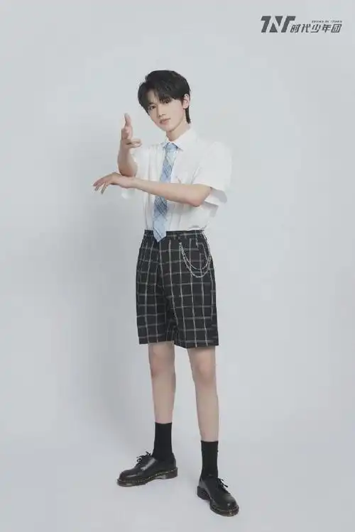 宋亚轩短裤小腿袜穿搭适配度太高脸跟腿不知道看哪一个了