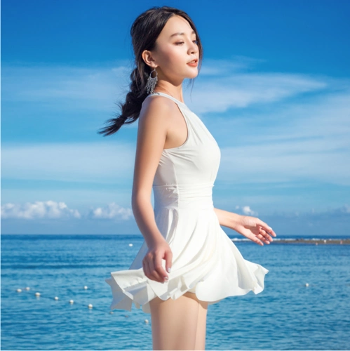 简单的黑色却能让一件泳衣拥有如此多的魅力.