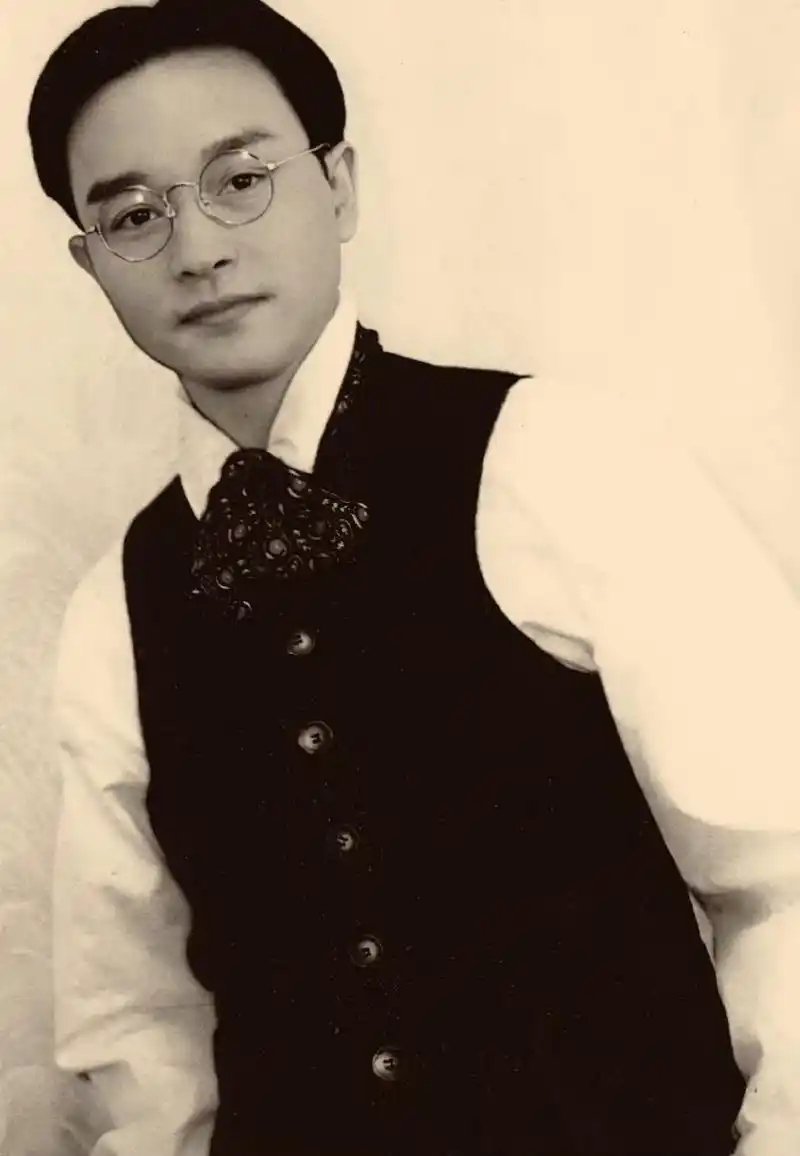 张国荣戴眼镜也有种温文儒雅的感觉