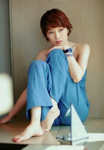 马伊琍蓝色的抹胸连体裤,依旧清爽帅气,甚至比少女还要美