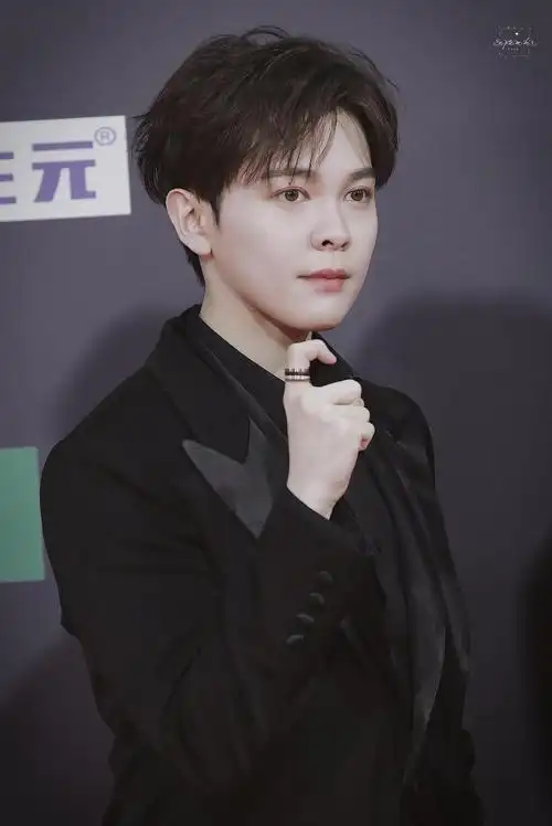 尤长靖微博之夜红毯饭拍,一身黑色西装的帅气尤
