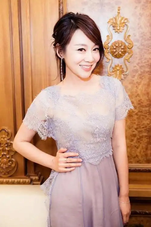 原来闫妮还有这么仙气的时候,不扮嫩不夸张,美成教科书|耳环|长裙|衣