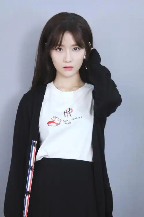 曾被《创造101》淘汰,今穿针织开衫配小飞猪内搭,美到骨子里