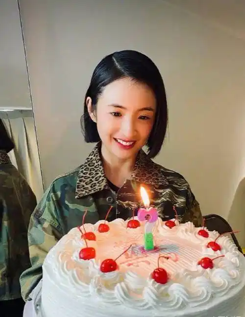 原创林依晨当妈后公开露面全程笑容满面清新可爱俏皮女儿拯救了她