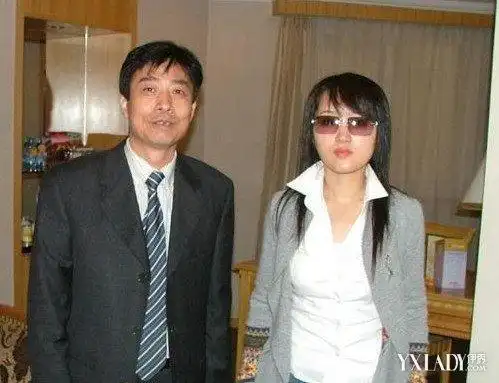 【图】杨钰莹现任老公照片 地下婚情公开夫妻恩爱