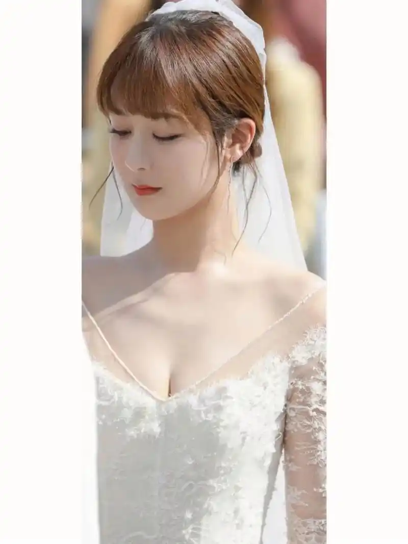 杨紫其实身材很有料,只是她穿着不像别的女明星那样,怎么舒服怎么穿,